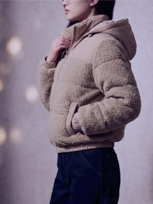 Chaqueta con capucha para mujer, clásica y casual, apta para cualquier temporada. Cuello con capucha desmontable, manga larga, interior forrado, cálido y muy cómodo, ajuste con cremallera, bolsillos frontales funcionales. Resorte ligero en la manga y parte baja de la prenda.