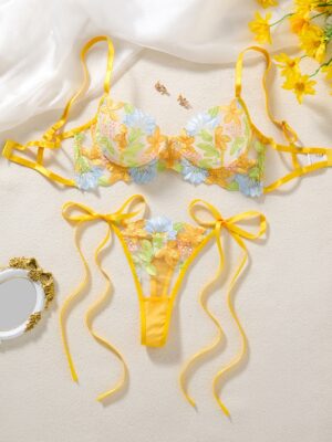Conjunto de lencería amarillo de malla transparente con bordado floral para mujer, bordado de flores amarillas y azules con tirantes de hombro ajustables y tanga con lazo lateral, conjunto romántico y de sujetador y braguita de 2 piezas
