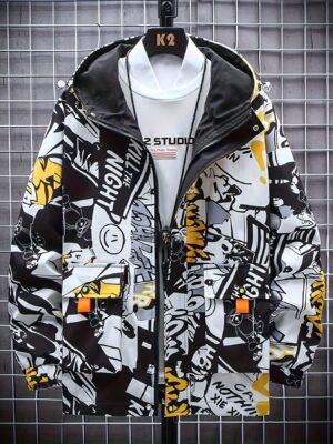 Chamarra popular y elegante para hombres con capucha y de longitud media con graffiti de moda de primavera y otoño. Chamarra versátil popular para hombres y mujeres con el mismo estilo.